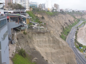 Shopping centre built into the cliffs of Lima